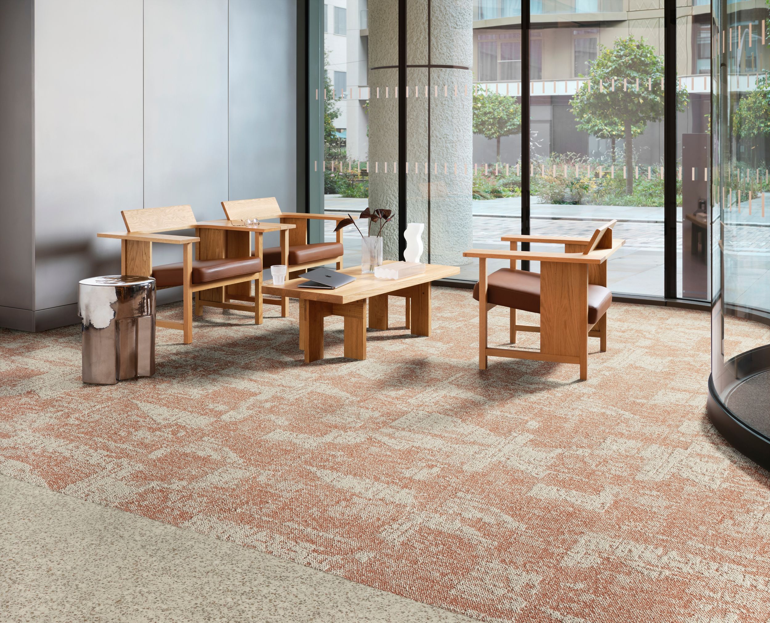 Interface Shift Point carpet tile with In the Mix LVT in corporate lobby Bildnummer 9